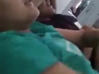 La nympho sportive Rina Akiyama est allongée sur le lit et attend porno francais mere fille une bite