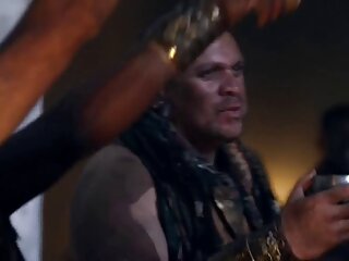 La strip-teaseuse porno entre chien et femme blonde aux lèvres rouge vif Ashley Jay se déshabille et taquine avec de gros seins