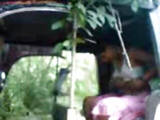 Ladyboy brune aux viole sa fille porno gros seins sexy se fait enculer et donne des BJ