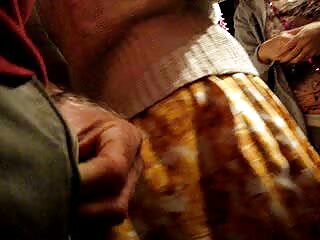 La porno femme et cheval jolie japonaise plantureuse est occupée à sucer une sucette savoureuse