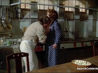 La pute à gros cul Assh Lee améliore ses compétences dans la salle du porno chien et fille trou de gloire