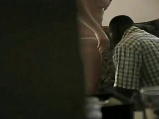 Un couple pervers baise une adolescente sex-appeal à lunettes porno femme sauvage