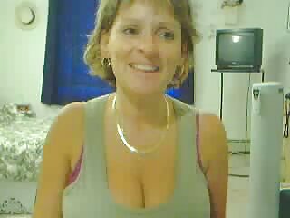 Bootylicious sale talonneur pâle suce une bite sur le siège arrière de la voiture viol fille porn