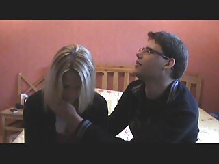 Karlie Simon et Liz Valery se porno femme militaire déshabillent pendant la lutte