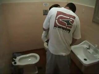 Girlie brune séduisante se masturbe devant son copain porno animaux femme excité