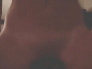 Johanna Rain, porno cheval avec fille une fille à la peau brune, chevauche une bite au salon de l'automobile