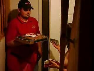 La docteure perverse Lucy porno femme avec les animaux Belle n'a rien contre sucer la bite de sa patiente