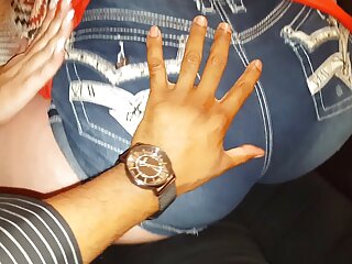 L'étourdissante brune porno fille et chien plantureuse Britney Stevens chevauche la bite comme une pro