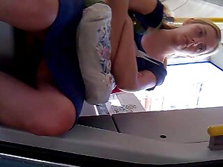 La plantureuse Vivian West est vénérée par ce mec excité massage porno fille