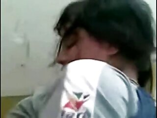 Brune maigre avec de beaux fous Roxie se déchaîne sur la porno fille ecole bite de son petit ami