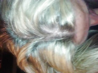 La belle fille bronzée Kendra Roll se déshabille porno femme et chien et montre ses fesses et sa chatte