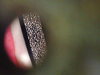 La charmante blonde porno cheval avec fille Eden Adams suce une grosse bite dans une vidéo en POV