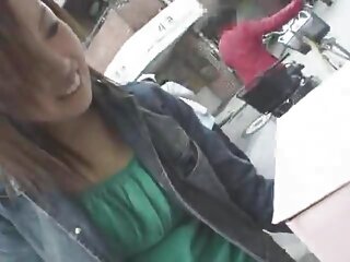 La jolie MILF brune Moxxie video porno fille vierge Maddron se fait lécher la chatte alors qu'elle est attachée sur la table