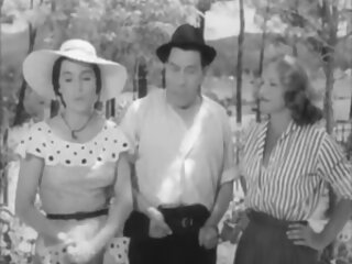 Une MILF blonde porno de chien avec femme à la recherche savoureuse donne une pipe zélée et une branlette espagnole à une bite robuste