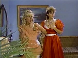 Une MILF bien roulée se branle en prenant une femme porno avec chien douche