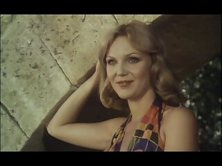 Chérie aux cheveux noirs empilés se fait défoncer la chatte humide porno chien et une femme par derrière