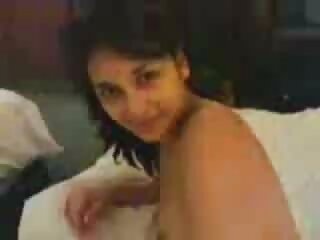 Penelope Piper suce porno pere et fille francais une bite et se masturbe la chatte.