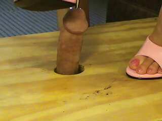 La tête noire rapace Panthera Nicoll branche un gode dans sa porn jeune blonde chatte