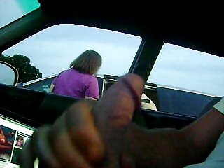 Strampet India Summer crache sur une bite fille canon porno et la suce avant de monter dessus