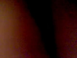 La jeune bombasse Odile se fait défoncer la chatte par son petit porno les animaux avec les femmes ami aux yeux bandés