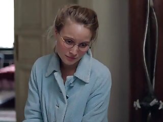 Hitomi porno avec kim kardashian Kitamura, une asiatique aux gros seins bien en forme, montre son cul par derrière