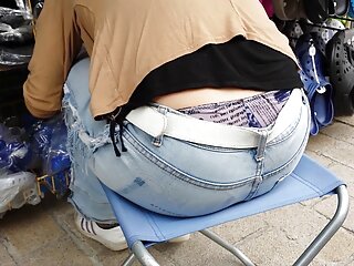 Sexpot japonais tout nu se fille maigre porn frotte la touffe et suce une bite savoureuse