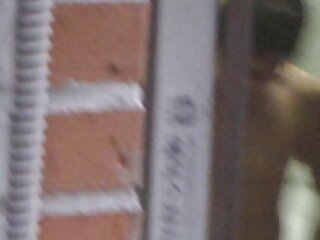 Une ado porno femme avec animal mince se lubrifie et se masturbe devant le miroir