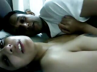 La voluptueuse brune Sasha montre ses gros porno cheval avec femme seins et son gros cul