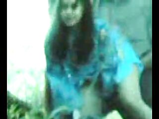 Une pute déchirée se fait prendre en levrette tout en faisant une pipe bâclée video porno avec les animaux