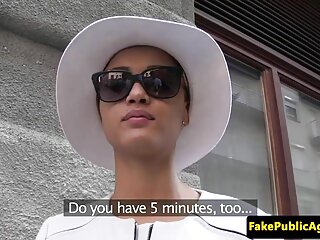 Une fille à la peau foncée bien roulée se femme objet xxx fait enculer par derrière après avoir sucé