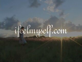 Poussin sexy aux cheveux noirs ne connaît pas d'autre plaisir que de sucer femme vierge xxx une bite forte