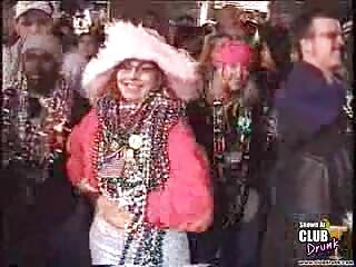 La rousse robe sexy porno tatouée Tana Lea se fait défoncer le manchon