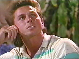 Une superbe beauté blonde aux cheveux longs offre à un mec porno femme et le cheval un footjob dans la cave