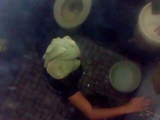 La jolie baby-sitter Alina Lopez est punie par un porno avec sa soeur vieil employeur en colère