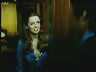 La porno avec kim kardashian sportive brune Nikki Chase suce une bite dans sa petite chambre