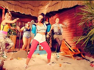 Reny, experte en sexe aux gros seins, suce la savoureuse sucette de x porno de chien Vit