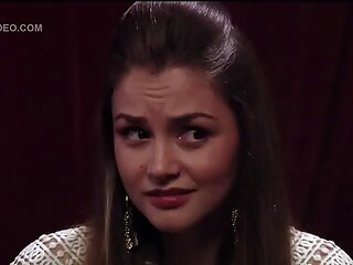 La salope tatouée impertinente femme petite taille porno Lily Lane participe à une scène de sexe folle à 3