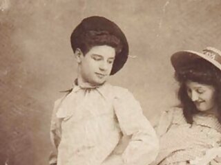 Bombasse noire huilée aux gros sex maman xxx seins écarte les cuisses pour se doigter la chatte de manière sauvage