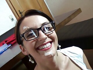 La jolie fille Brooke Van Buuren baise devant une porno de fille arabe vieille dame