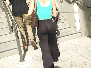 Kristall Rush, magnifique et envoûtante, frotte sa chatte porno avec la servante de miel humide