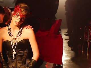 Charmante gal butin en bas et talons se fait porno femme et homme pilonner en levrette sur le canapé