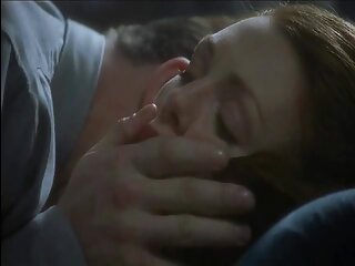 Wild chick Lily porno femme avec animaux utilise deux godes pour ses deux trous