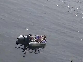 La milf aux gros seins Miss Bunny porte un corset porno vierge arab et se fait enculer