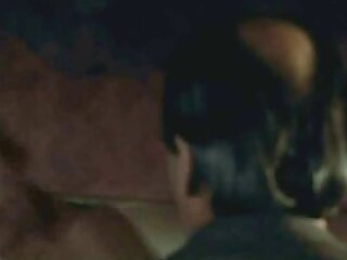 La jolie jeune poulette Cristin montre sa charmante chatte en écartant papa et sa fille porn les jambes grandes ouvertes